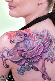 Sbuħija tas-sbuħija b'disinn tat-tatwaġġ pjuttost unicorn