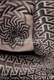Motivo tatuaggio vaniglia denso sulle spalle