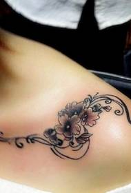 Девојка тетоважа свеже лозе