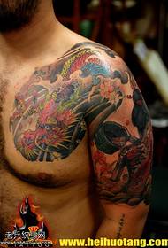 Kupanje na ramenu mali uzorak tetovaže gejše