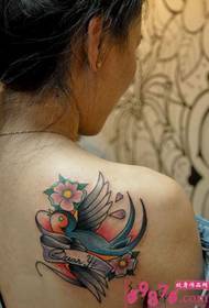 Ragazza tatuaggio con spalla fiori di ciliegio ingoiare foto tatuaggio