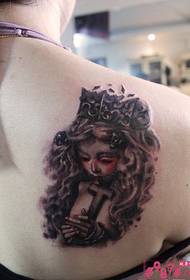 Gotická bábika prekrížená chrbtom tetovania cez rameno