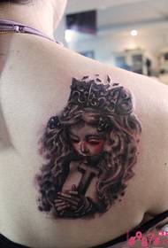 Immagine del tatuaggio della spalla incrociata della bambola gotica