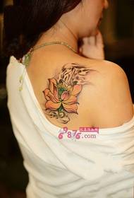 Снимка на татуировка на рамо за красота Лотос