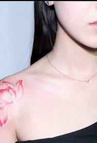 Immagine femminile del modello del tatuaggio del loto della spalla