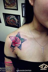 Motivo tatuaggio rosa stella a cinque punte a spalla femminile