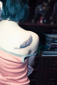 Immagine di tatuaggio di moda piuma fresca spalla fragrante