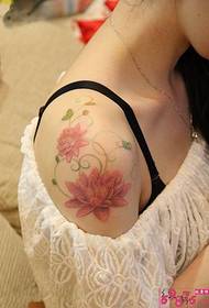 लड़की कंधे फूल और फूल बेल टैटू तस्वीर