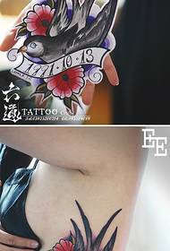 Padrão de tatuagem de tinta aquarela flor andorinha
