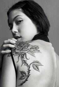 歐美美女肩膀黑白刺玫瑰紋身圖片