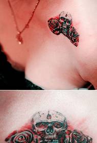 Foto de tatuaje de calavera rosa hombro vintage