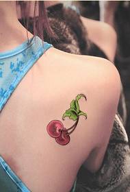 Spalle da donna classiche alla moda con bellissime immagini di tatuaggi ciliegia