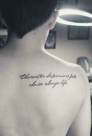 Foto di tatuaggio spalla inglese bianco e nero fresco