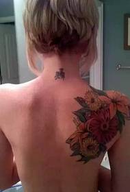 I tatuaggi sulle spalle ti offrono un'esperienza visiva diversa