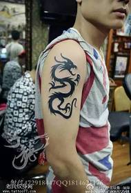 Modeli tatuazh me një tatuazh unicorn me të zezë
