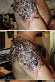 Immagine live del modello del tatuaggio del drago dello scialle