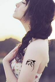 Europese en Amerikaanse melancholische meisjes dragen prachtige, frisse kleine dolfijn tattoo-foto's