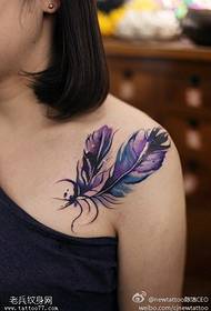 Padrão de tatuagem de penas de cor ombro feminino