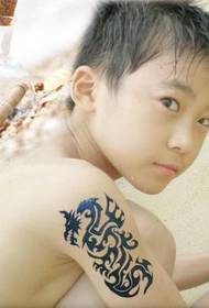 Mažo berniuko pečių juodos ir baltos tatuiruotės paveikslėlio nuotrauka