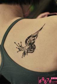 小さな新鮮なクラウンの翼の肩のタトゥーの写真
