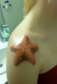 在女孩的肩膀上的美麗和美麗的小海星紋身圖片