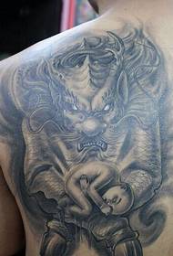 un classico tatuaggio unicorno bestia sulla spalla