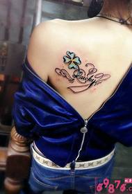 Fotos de tatuajes en inglés de trébol de cuatro hojas fresco en el hombro trasero de la niña