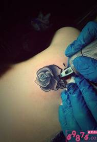 लड़की कंधे सुंदर गुलाब टैटू दृश्य तस्वीर