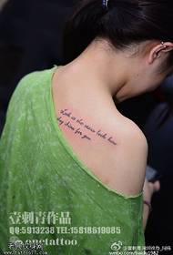 Un picculu mudellu di tatuaggi inglesi cù spalle croccante
