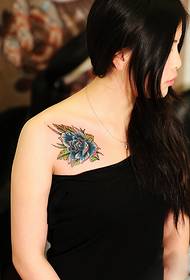 Immagine profumata del tatuaggio di modo del fiore della spalla