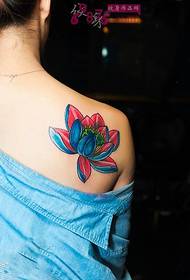 Foto di tatuaggio spalla colore loto semplice