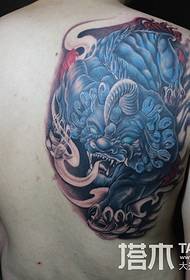 Modello di tatuaggio sulle spalle degli uomini