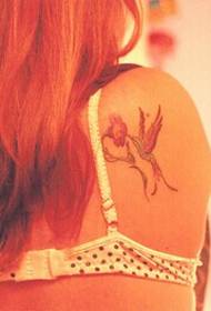 Bellezza sexy spalle bella foto di tatuaggio uccello carino