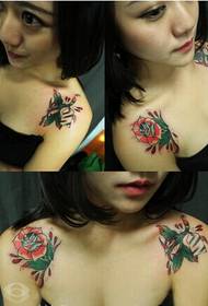 Seksi djevojka na ramenu prekrasna lijepa slika tetovaže