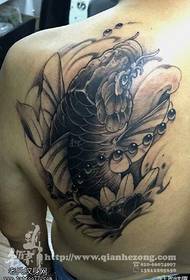 Dubh fuinseog domineering patrún tattoo koi