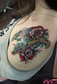 Личност зграбите цвеће слике тетоваже на рамену