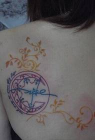 Djevojka leđa u boji ramena linija vinove loze tetovaža slika