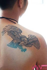 Imatge del tatuatge de l'àguila d'espatlla d'home