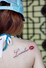 Seksi kız omuz sırt dudak baskı dövme deseni resmi