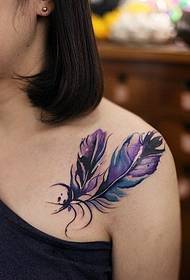 Moda de l'espatlla de moda femenina bon aspecte de patró de tatuatge de plomes de colors