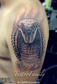Patrón de tatuaje de cobra realista
