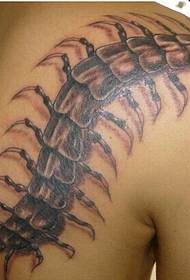 ບ່າຂອງເດັກຜູ້ຊາຍມີຮູບ tattoo ທີ່ຮຸກຮານ