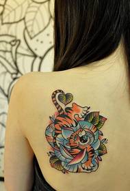 肩の上の女の子のための小さな虎のタトゥーパターン写真