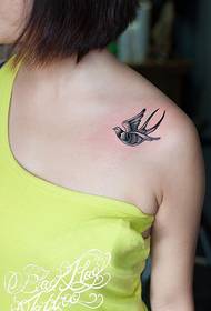 經典時尚女性的肩膀上美麗的燕子紋身圖案圖片