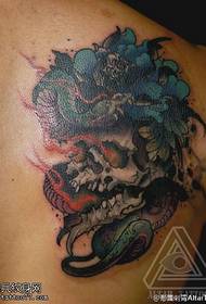 Užasnut uzorak tetovaže lubanje smrti