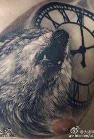 어깨 횡포 한 늑대 문신 패턴