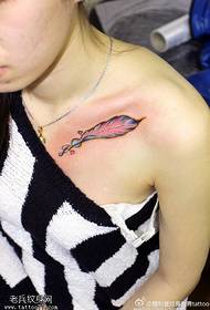 Modèle de tatouage intelligent de petites plumes colorées