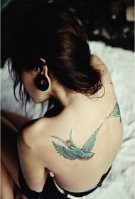 Slika ženske rame u obliku lastavice za tetovažu
