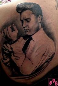 Immagine del tatuaggio del ritratto del personaggio di mezza spalla Elvis