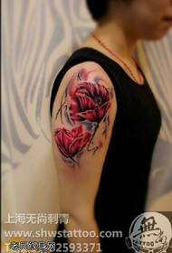 Skaists magoņu ziedu tetovējums uz pleca